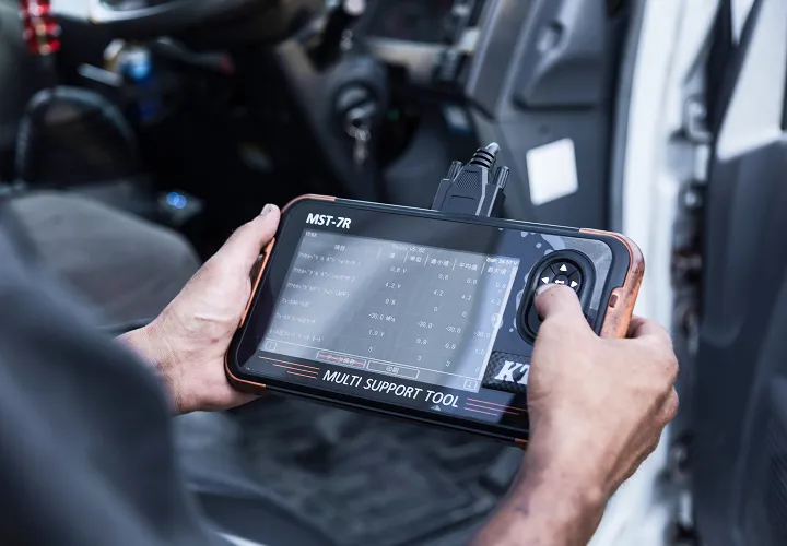 車両スキャンツール「MST-7R」を使って診断する手元のクローズアップ。