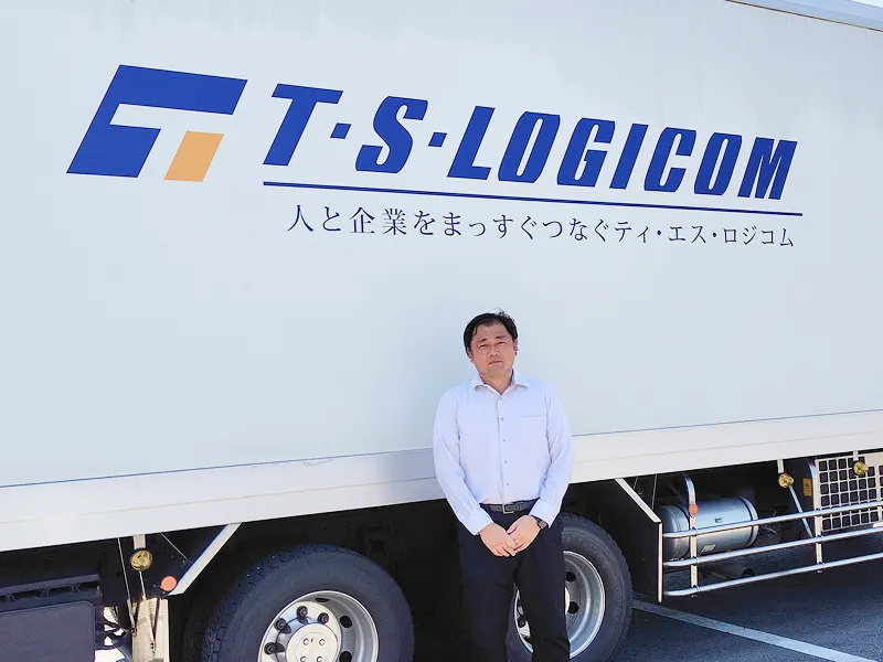 ティ・エス・ロジコムの専務取締役が写った写真。